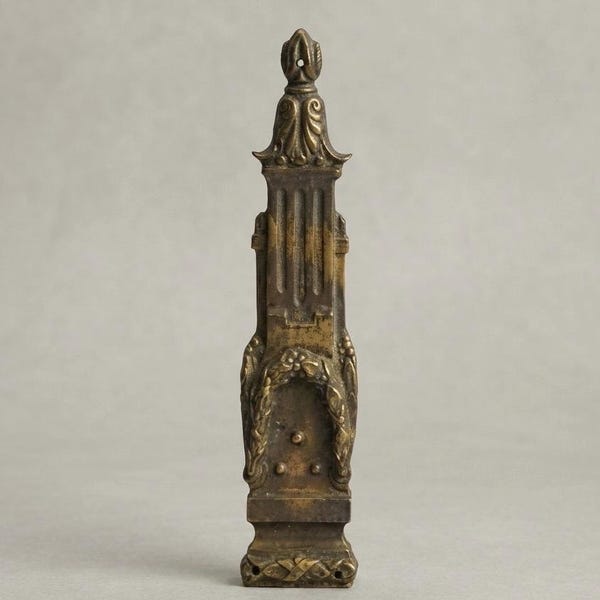 Ornement de meuble ancien en bronze français de style néoclassique