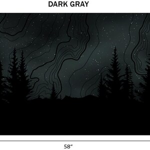 Puede incluir: L&aacute;mina de arte de paisaje gris oscuro con una silueta de bosque contra un cielo estrellado. La obra de arte mide 147 cm de ancho y 58 cm de alto. El texto "DARK GRAY" est&aacute; en la parte superior de la imagen.
