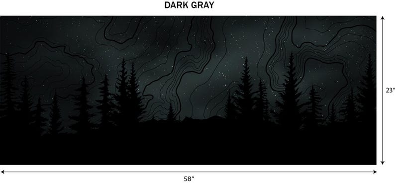 Puede incluir: L&aacute;mina de arte de paisaje gris oscuro con una silueta de bosque contra un cielo estrellado. La obra de arte mide 147 cm de ancho y 58 cm de alto. El texto "DARK GRAY" est&aacute; en la parte superior de la imagen.