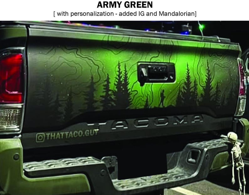 Puede incluir: Port&oacute;n trasero de cami&oacute;n verde militar con un dise&ntilde;o de escena de bosque. El dise&ntilde;o presenta siluetas negras de &aacute;rboles y una persona caminando, sobre un degradado de verde. El texto "TACOMA" es visible.