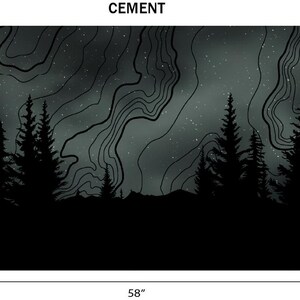 Puede incluir: Un dise&ntilde;o de paisaje en blanco y negro con una silueta de bosque en la parte inferior y un cielo estrellado con l&iacute;neas de contorno. Las dimensiones son 147 cm de ancho y 58 cm de alto.