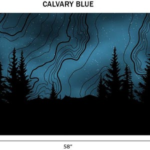 Puede incluir: Una pieza de arte mural rectangular con un fondo azul oscuro y una silueta negra de un bosque. El texto "CALVARY BLUE" est&aacute; en la parte superior. La pieza mide 147 cm de ancho y 58 cm de alto.