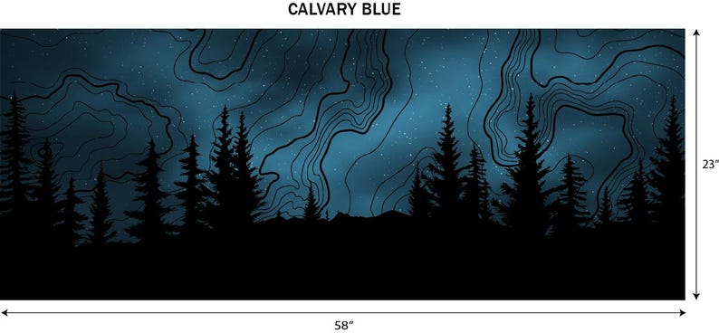 Puede incluir: Una pieza de arte mural rectangular con un fondo azul oscuro y una silueta negra de un bosque. El texto "CALVARY BLUE" est&aacute; en la parte superior. La pieza mide 147 cm de ancho y 58 cm de alto.