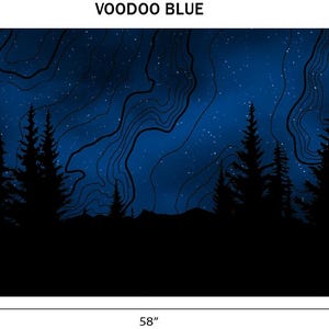 Puede incluir: Impresi&oacute;n de paisaje azul oscuro con el texto "VOODOO BLUE". La imagen presenta una silueta de un bosque contra un cielo estrellado. La impresi&oacute;n mide 147 cm de ancho y 58 cm de alto.
