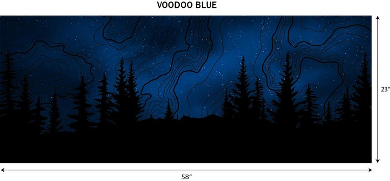 Puede incluir: Impresi&oacute;n de paisaje azul oscuro con el texto "VOODOO BLUE". La imagen presenta una silueta de un bosque contra un cielo estrellado. La impresi&oacute;n mide 147 cm de ancho y 58 cm de alto.