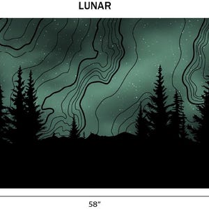 Puede incluir: Una pieza de arte mural rectangular con una silueta de bosque contra un cielo nocturno verde azulado y negro. La obra de arte mide 147 cm de ancho y 58 cm de alto, con la palabra "LUNAR" en la parte superior. El dise&ntilde;o presenta &aacute;rboles y l&iacute;neas onduladas.