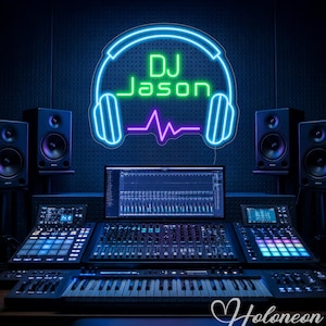 Puede incluir: Un letrero de neón con el contorno de unos auriculares azul claro, el texto verde DJ Jason y un gráfico de onda sonora morado. El letrero está montado en una pared oscura sobre un equipo de estudio de música con consola y teclado.