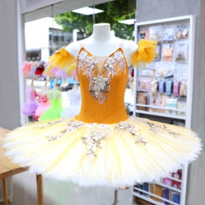 Könnte beinhalten: Ein Set aus drei Keramikbechern mit gesprenkelter, matter Oberfläche. Jeder Becher hat eine andere Farbe: hellblau, cremefarben und grau. Die Becher haben ein schlichtes, modernes Design und einen bequemen Griff.