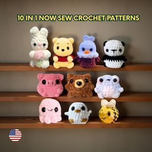 Op de afbeelding: Een verzameling van tien handgemaakte gehaakte amigurumi-dieren, waaronder een konijn, een beer, een panda, een varken, een beer, een kikker, een octopus, een pinguïn en een bij. Het speelgoed wordt tentoongesteld op houten planken. De tekst "10 IN 1 NOW SEW CROCHET PATTERNS" staat bovenaan.