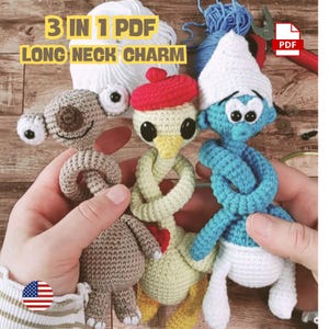 Puede incluir: Tres amuletos de ganchillo hechos a mano: una criatura marrón, un pollo amarillo con boina roja y un Pitufo azul. Los amuletos tienen cuellos largos y ojos grandes. La imagen incluye el texto "3 IN 1 PDF LONG NECK CHARM".