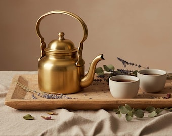 Tetera de latón hecha a mano, acabado dorado mate, vajilla tradicional india.