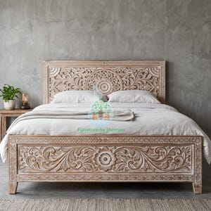 Peut inclure: Un cadre de lit en bois clair présentant un motif floral sculpté à la main sur la tête et le pied de lit. Le lit est recouvert d'une parure blanche et comprend une petite table de chevet en bois avec une plante.