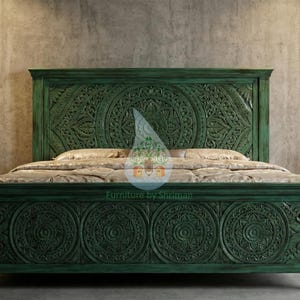 Può includere: Un letto in legno verde scuro, intagliato in modo intricato, con testiera abbinata. La testiera e la pediera presentano dettagliati motivi circolari e floreali. Il letto è posto contro un muro neutro, affiancato da piante in vaso.