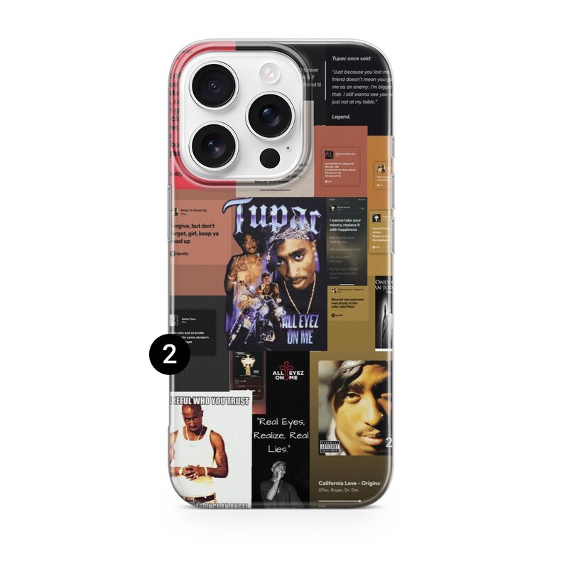 Może przedstawiać: Etui na telefon z kolażem zdjęć i tekstu związanego z Tupacem Shakurem. Projekt zawiera okładki album&oacute;w, cytaty i słowa "ALL EYEZ ON ME". Etui ma przezroczystą obw&oacute;dkę i czarną cyfrę 2.