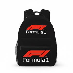Peut inclure: Sac à dos noir avec le logo Formula 1 en rouge et blanc. Il possède une poche avant zippée et des poches latérales en filet. Le logo Formula 1 est affiché deux fois sur le devant.