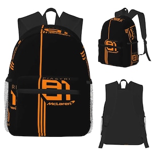 Peut inclure: Une tasse en céramique blanche avec une anse noire et le texte "But First, Coffee" en gras noir. La tasse est posée sur un fond flou. La tasse mesure environ 10 cm de hauteur.