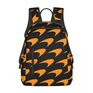 Peut inclure: Sac à dos noir orné d'un motif répétitif de flèches orange. Il est doté d'une poche avant zippée, d'une poignée supérieure et de bretelles réglables. Le design est audacieux et graphique.