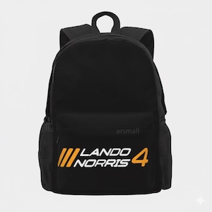 Może przedstawiać: Czarny plecak z napisem "LANDO NORRIS 4" w kolorze białym i pomarańczowym. Plecak posiada przednią kieszeń, dwie boczne kieszenie i górny uchwyt. Nazwa marki "arsmall" jest wydrukowana u góry po prawej stronie.