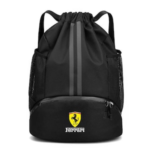 Peut inclure: Sac à dos noir avec cordon de serrage, deux rayures verticales grises et des poches latérales en filet. Le sac présente le logo Ferrari jaune, noir et rouge. Il possède un compartiment inférieur zippé et des bretelles noires.