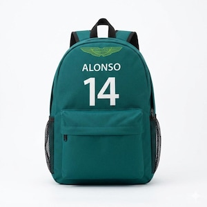 Peut inclure: Sac à dos de couleur teal avec le nom "ALONSO" et le numéro "14" en blanc. Il possède une poche avant, des poches latérales en filet et une poignée supérieure. Un logo vert est au-dessus du nom. Conçu pour transporter des objets.