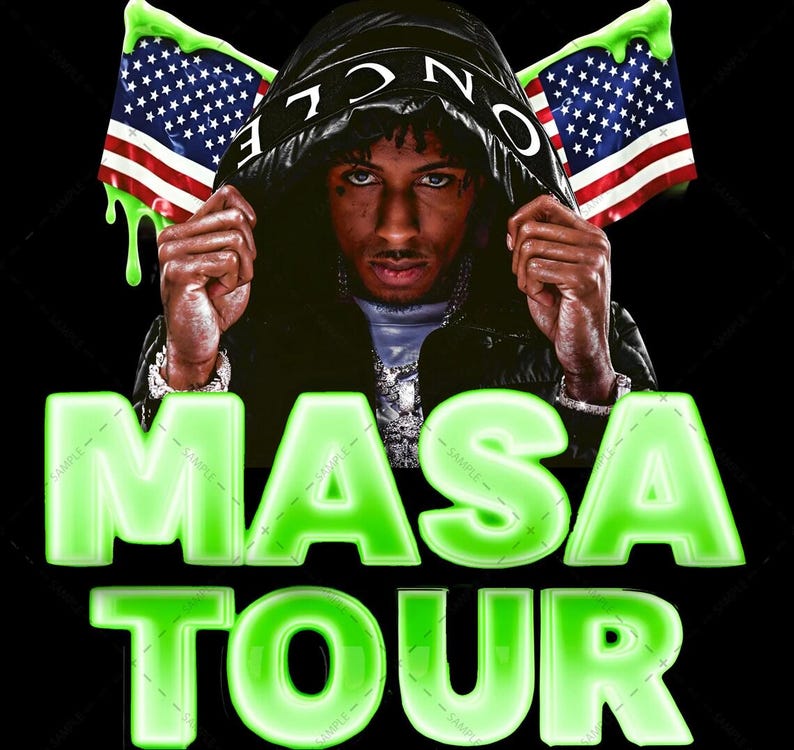 Pode incluir: Imagem digital com uma pessoa usando um casaco preto com capuz com a palavra "ONCE" no capuz. Est&atilde;o presentes duas bandeiras americanas com baba verde. As palavras "MASA TOUR" s&atilde;o exibidas em letras 3D grandes e verdes.