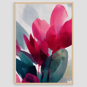 Może przedstawiać: Abstrakcyjny nadruk z kwiatami z żywymi różowymi kwiatami i niebiesko-zielonymi liśćmi na białym i szarym tle. Grafika jest oprawiona w jasną drewnianą ramę, dodającą odrobinę naturalnego ciepła. Styl malowania przypomina akwarelę.