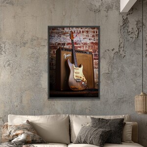 Lienzo con guitarra eléctrica Fender vintage y amplificador, arte mural de música retro, lámina de guitarra desgastada, decoración rock and roll, instrumento clásico imagen 6