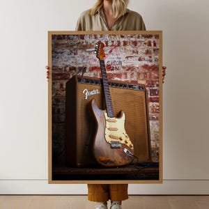 Lienzo con guitarra eléctrica Fender vintage y amplificador, arte mural de música retro, lámina de guitarra desgastada, decoración rock and roll, instrumento clásico imagen 1