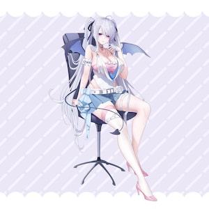Op de afbeelding: Anime-stijl illustratie van een personage met lang, wit haar en roze ogen, gekleed in een witte top, blauwe shorts en roze hakken. Het personage heeft vleermuisvleugels en een staart en zit op een zwarte bureaustoel.