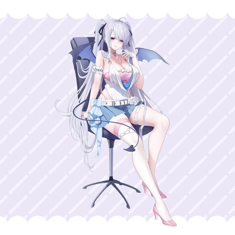 Op de afbeelding: Anime-stijl illustratie van een personage met lang, wit haar en roze ogen, gekleed in een witte top, blauwe shorts en roze hakken. Het personage heeft vleermuisvleugels en een staart en zit op een zwarte bureaustoel.
