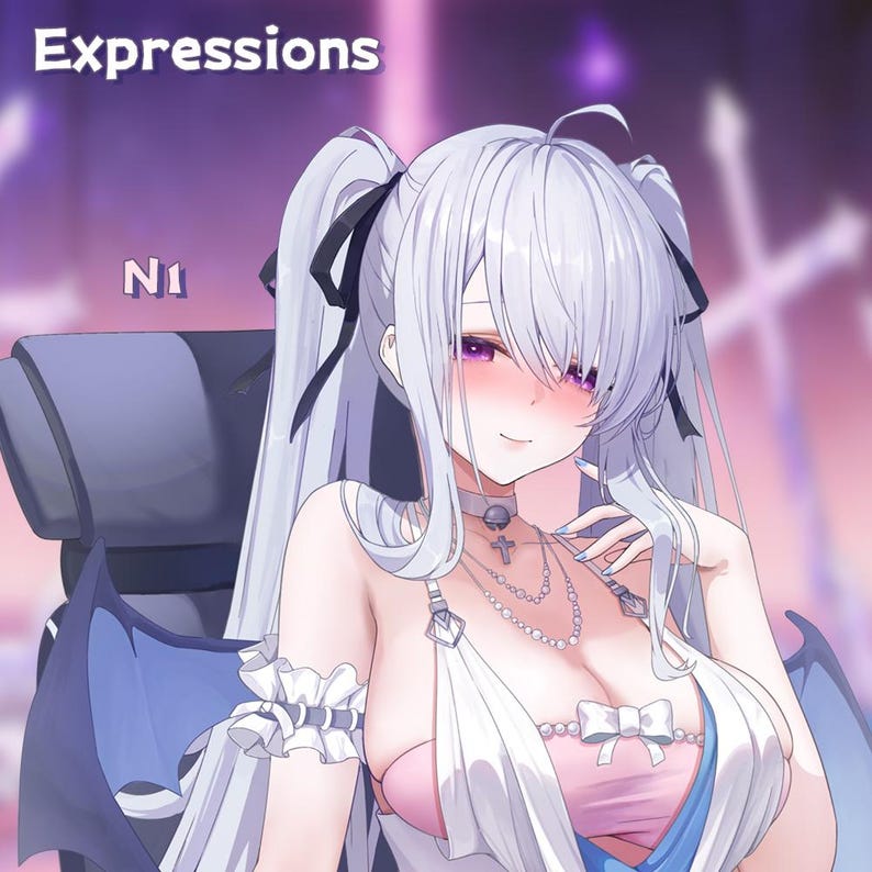 Op de afbeelding: Anime-stijl illustratie van een vrouw met lang, zilver haar in staartjes met zwarte linten. Ze draagt een roze en witte jurk met een strik, een choker en een kruis ketting. De afbeelding bevat de tekst "Expressions" en "N1".