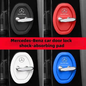 Pode incluir: Quatro almofadas de fechadura de porta de carro em preto, vermelho, branco e azul. Cada almofada tem uma pega prateada e um logótipo Mercedes-Benz. O texto "Mercedes-Benz car door lock shock-absorbing pad" é exibido.