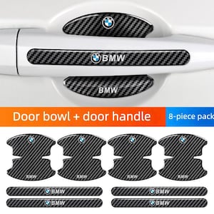 Puede incluir: Juego de ocho protectores de fibra de carbono negros y grises para manijas y cuencos de puertas BMW. Cada pieza presenta el logotipo de BMW. El texto "Door bowl + door handle" y "8-piece pack" son visibles.