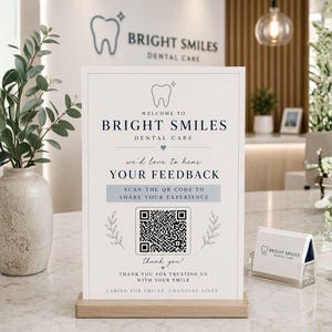 以下が含まれることがあります： 木製のベースが付いた垂直の長方形の看板。Welcome to Bright Smiles Dental Care, we'd love to hear your feedback, scan the QR code to share your experience, thank you, thank you for trusting us with your smile, caring for smiles, changing lives というテキストが記載されています。