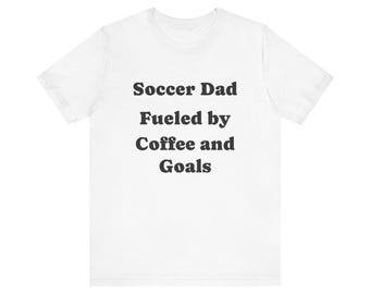 Fußball Papa angefeuert durch Kaffee & Tore T-Shirt | Fußball Dad Tee
