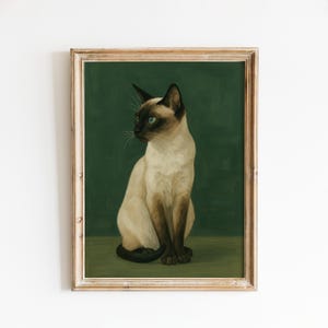 Può includere: Dipinto incorniciato di un gatto siamese con corpo color crema e segni marrone scuro. Il gatto è seduto su uno sfondo verde scuro. La cornice è di colore marrone chiaro.