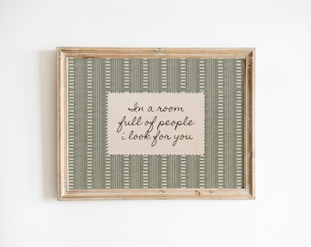 Lámina con la frase "En una habitación llena de gente te busco a ti", cuadro de pared con cita romántica en verde salvia.