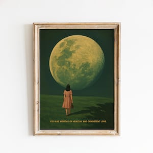 Könnte beinhalten: Gerahmter Kunstdruck mit einer Frau in einem pfirsichfarbenen Kleid, die auf einen großen, gelben Mond zugeht. Der dunkle grüne Himmel kontrastiert mit dem grünen Gras. Text: YOU ARE WORTHY OF HEALTHY AND CONSISTENT LOVE.