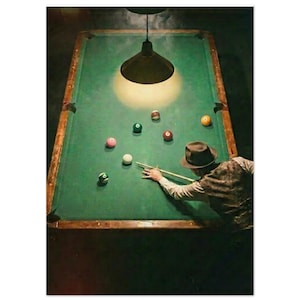 Può includere: Un tavolo da biliardo con panno verde e sponde in legno, illuminato da una lampada a sospensione. Una persona che indossa un cappello fedora e un gilet usa una stecca per mirare alla palla bianca tra diverse biglie colorate sul tavolo.