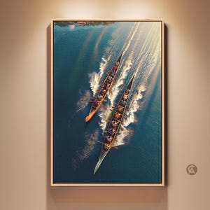 Puede incluir: Impresión enmarcada que muestra dos botes de remo compitiendo en una extensión de agua azul. Los botes son largos y delgados, cada uno con varios remeros. La imagen está tomada desde arriba, con la luz del sol brillando sobre el agua.