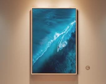 Könnte beinhalten: Gerahmter Kunstdruck mit einem Surfer auf einer Welle. Das Kunstwerk zeigt einen türkisfarbenen Ozean mit einem Surfer auf einem Surfbrett. Der Rahmen ist helles Holz, und das Gesamtbild ist modern und dynamisch.