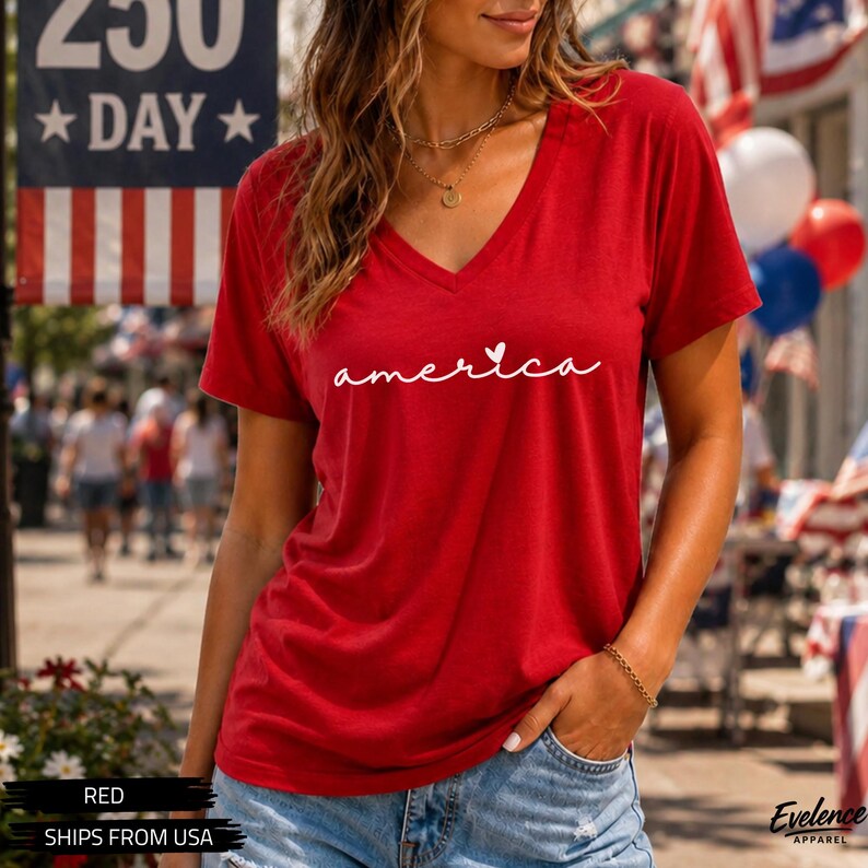 Peut inclure: Un t-shirt rouge &agrave; manches courtes et col en V avec le mot america &eacute;crit en lettres cursives blanches, o&ugrave; un petit c&oelig;ur remplace le point sur la lettre i. Le v&ecirc;tement pr&eacute;sente une coupe d&eacute;contract&eacute;e et un tissu rouge uni.