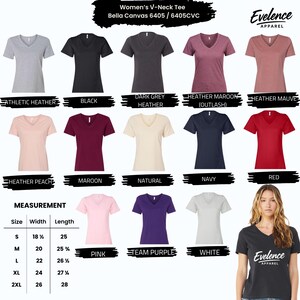 Peut inclure: Une collection de t-shirts &agrave; col en V Bella Canvas 6405 dans diverses couleurs, dont gris chin&eacute;, noir, gris fonc&eacute;, bordeaux, mauve, p&ecirc;che, naturel, marine, rouge, rose, violet et blanc, avec un tableau des tailles de 18,5 &agrave; 26 pouces.