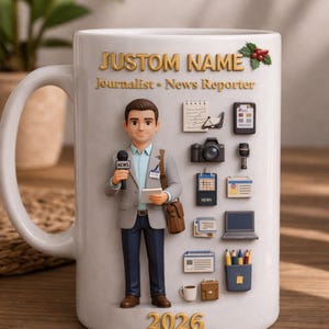 Op de afbeelding: Witte keramische mok met een journalist illustratie, de tekst luidt "JUSTOM NAME" en "Journalist • News Reporter". De mok heeft een datum van 2026 en nieuwsgerelateerde iconen. Een cadeau voor een nieuwsreporter.