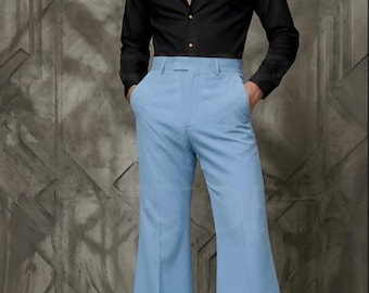 Completo vintage anni '70 da uomo con camicia nera e pantaloni a zampa d'elefante azzurri, pantaloni retrò a campana, outfit da discoteca per feste, completo sartoriale su misura per cosplay.
