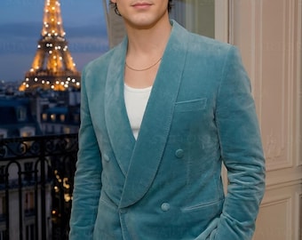 Eleganza in azzurro: completo da uomo ispirato alla Costa Azzurra, composto da blazer doppiopetto in velluto pregiato e pantaloni sartoriali color avorio.