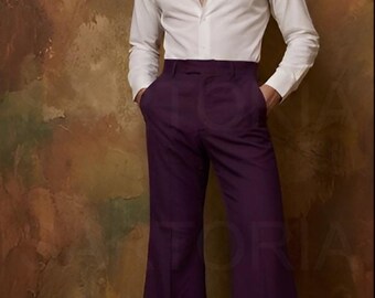 Completo da uomo vintage anni '70 con pantaloni a zampa d'elefante viola e camicia bianca aderente - Abbigliamento da festa su misura anni '70