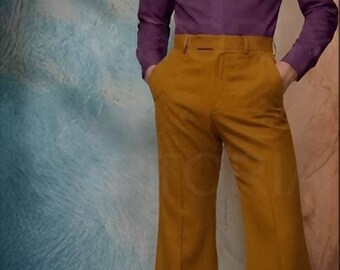 Completo vintage da uomo anni '70: camicia viola, pantaloni a zampa gialli, abbigliamento retrò da discoteca, completo sartoriale a campana.