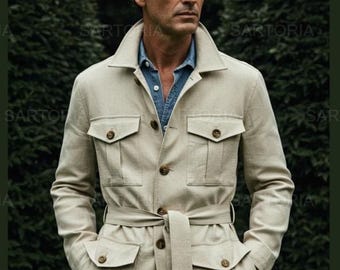 Op de afbeelding: Beige safarijas met vier voorzakken, een ceintuur en knoopsluitingen. De jas wordt gedragen over een blauw spijkeroverhemd. Het model staat voor een groene achtergrond.