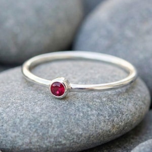 Minimalistisk granatring • Elegant röd ädelstensring • Ring med januari-födelsesten • Enkel stapelring • Present till henne • Eleganta granatsmycken